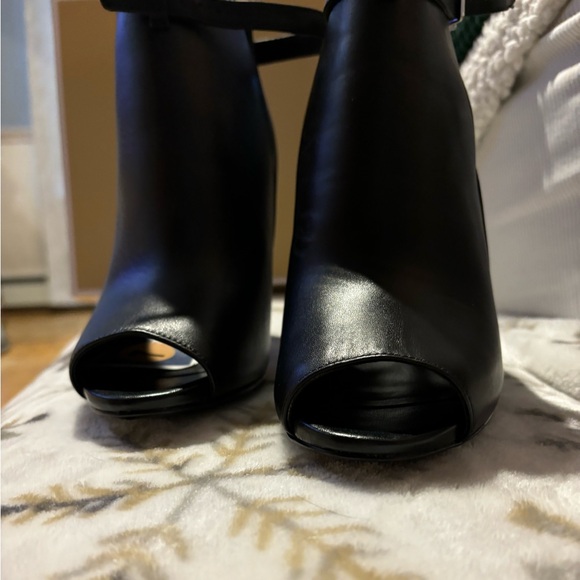 🆕Michael Kors Lawson Bootie🥰 - Picture 3 of 5